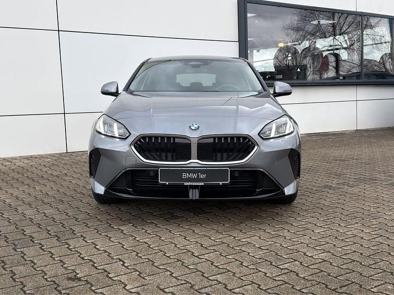 Neu BMW 120 Performance 156 PS (114 kW) 2026 Skyscraper grau metallic Kleinwagen