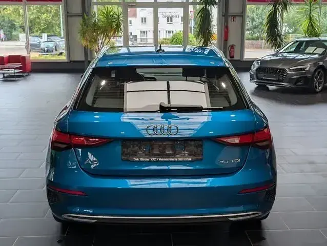 Gebraucht Audi A3 Advanced Plus 116 PS (85 kW) 2022 Blau Limousine