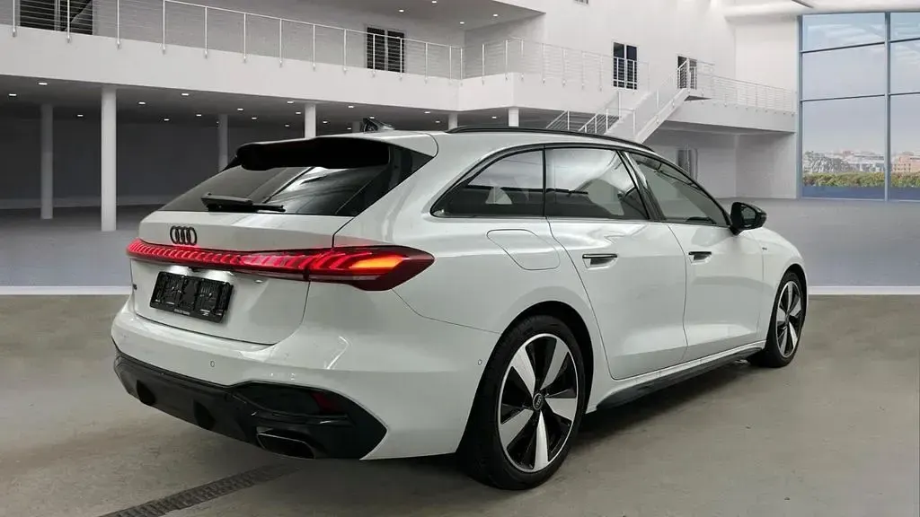 Second-hand Audi A5 S-line plus 204 CP (150 kW) 2025 Alb Break