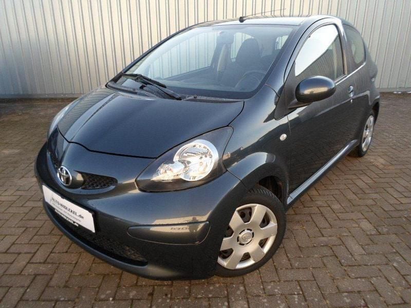 Grau Gebraucht 2006 Toyota Aygo City Kleinwagen | 3.990 € (Etwas zu teuer) - Bild 1/4
