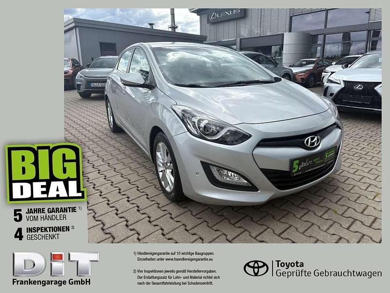 Sleek silver metallic Gebraucht 2013 Hyundai i30 Style Limousine | 9.490 € (Etwas zu teuer) - Bild 1/4