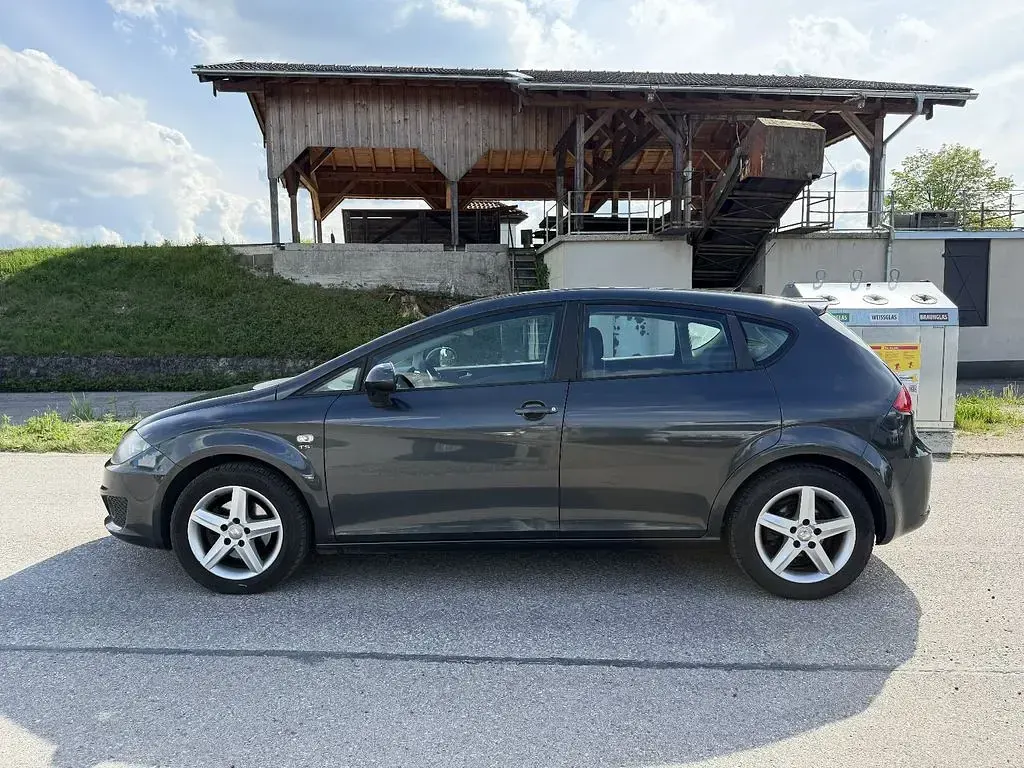 Używany Seat Leon Reference 125 KM (91 kW) 2011 Szary Hatchback