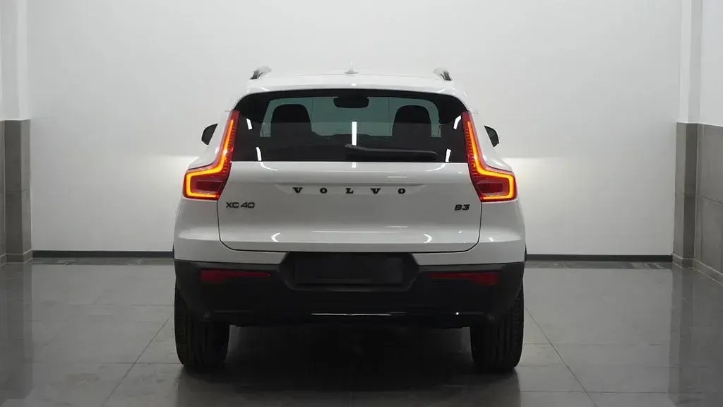 Gebraucht Volvo XC40 Plus 163 PS (119 kW) 2025 Weiß SUV