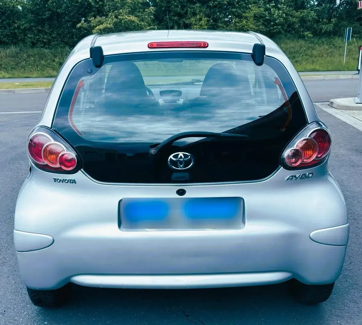 Gebraucht Toyota Aygo 68 PS (50 kW) 2011 Silber Kleinwagen
