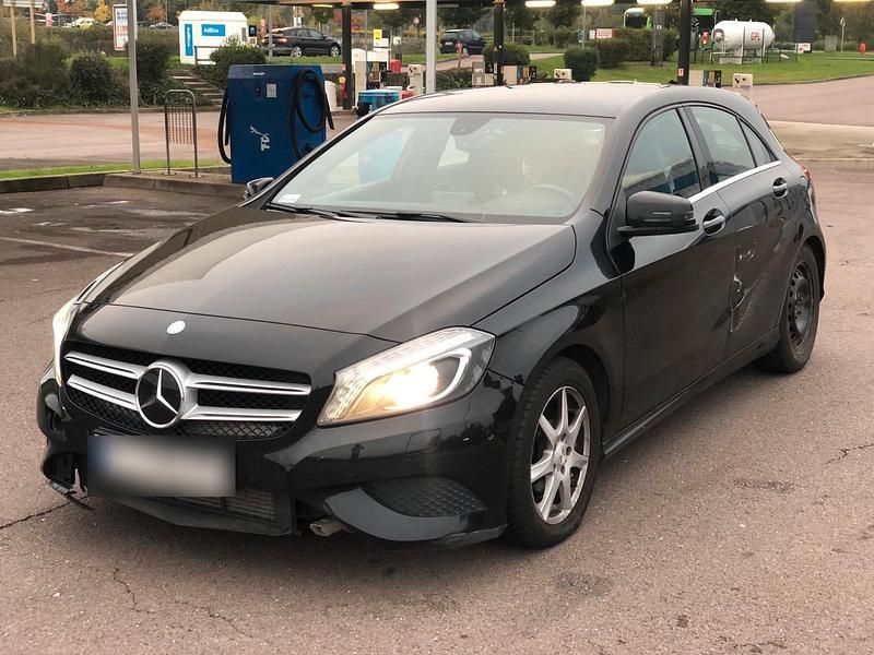 Schwarz Gebraucht 2014 Mercedes A180 Limousine | 5.000 € (Superpreis) - Bild 1/4