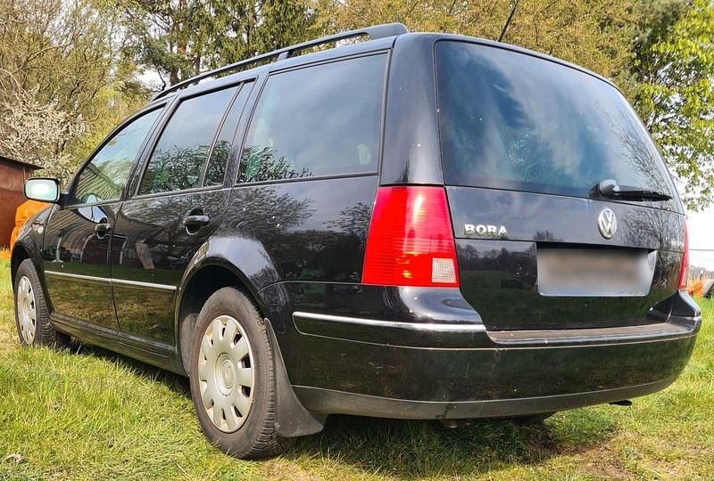 Second-hand VW Bora 110 CP (80 kW) 2002 Negru Berlinǎ