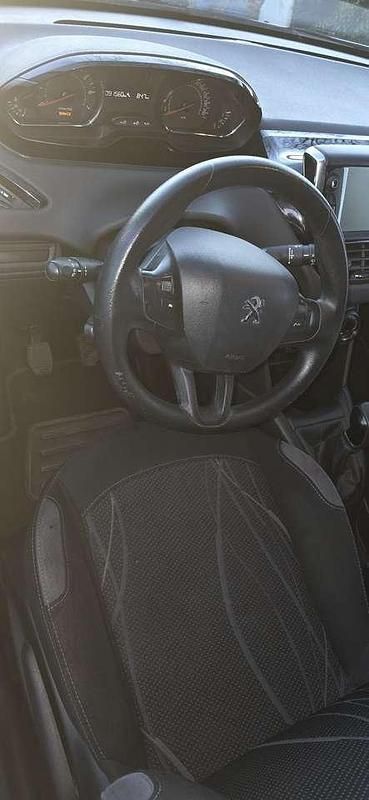 Gebraucht Peugeot 208 Active 68 PS (50 kW) 2013 Weiß Kleinwagen