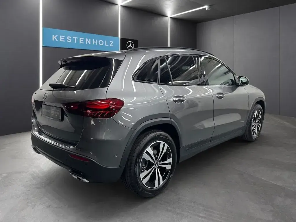 Neu Mercedes GLA200 Night 163 PS (119 kW) 2026 Grau SUV