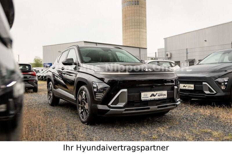 Abyss black / mic Neu 2025 Hyundai Kona Prime SUV | 35.985 € (Teuer) - Bild 1/4