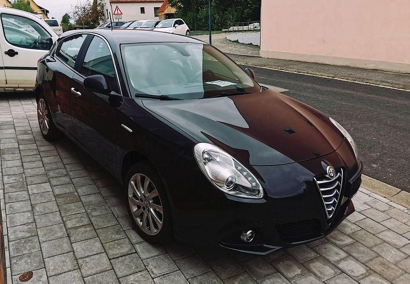 Nero etna Gebraucht 2014 Alfa Romeo Giulietta Turismo Kleinwagen | 7.250 € (Superpreis) - Bild 1/4