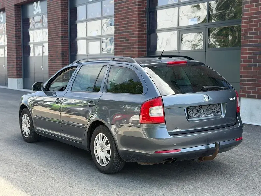 Gebraucht Skoda Octavia Ambiente 160 PS (117 kW) 2010 Grau Kombi