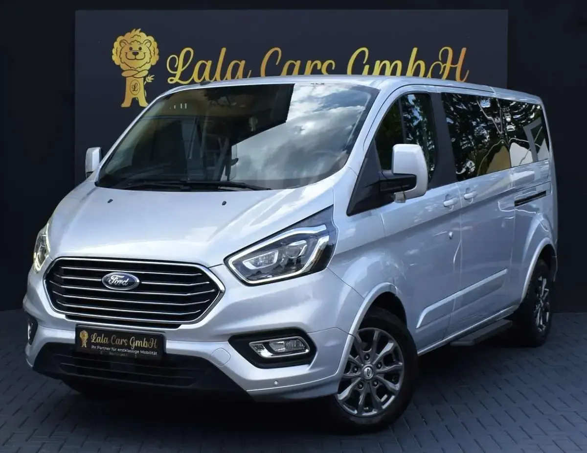 Gebraucht Ford Tourneo Titanium 131 PS (96 kW) 2018 Polarsilber metallic Van / Kleinbus