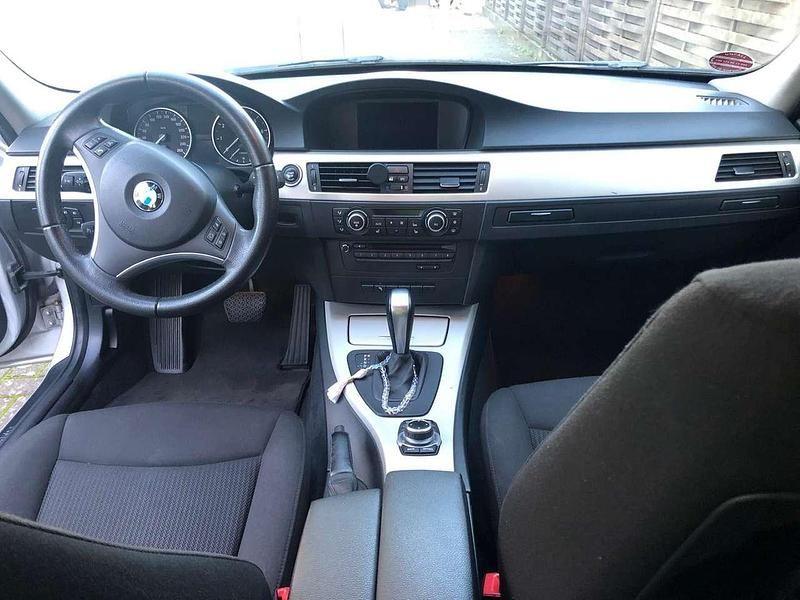 Gebraucht BMW 320 170 PS (125 kW) 2009 Silber Limousine