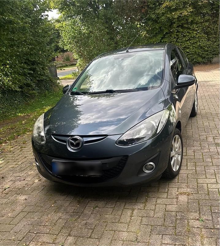 Grau Gebraucht 2012 Mazda 2 Limousine | 3.500 € (Fairer Preis) - Bild 1/4