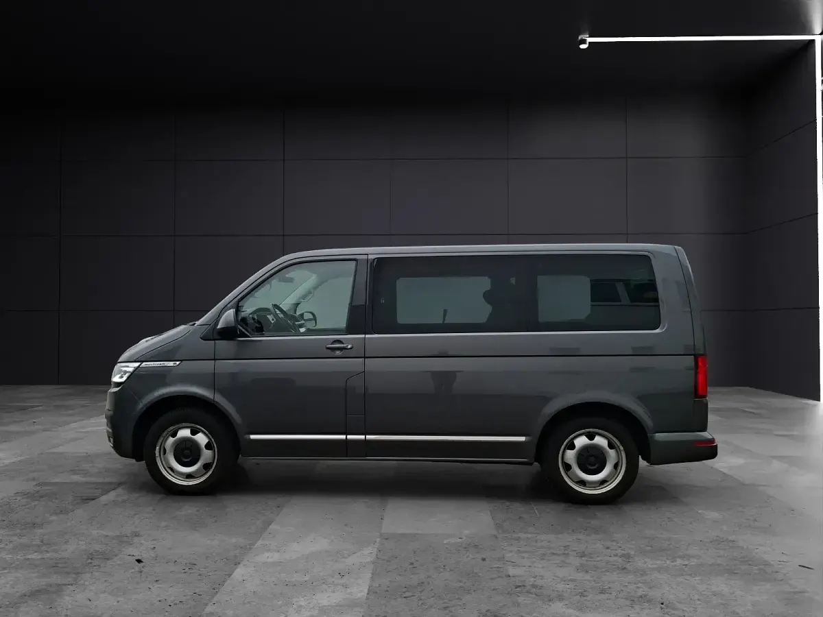 Usado VW Multivan Generation Six 150 HP (110 kW) 2022 Cinzento Monovolume