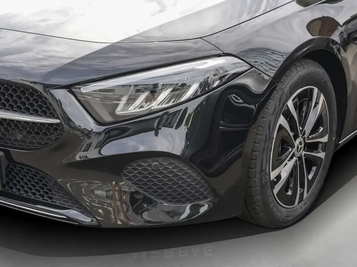 Gebraucht Mercedes A200 Advanced 163 PS (119 kW) 2025 Kosmosschwarz Limousine