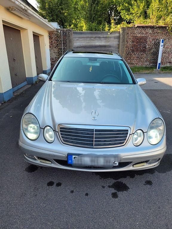 Grau Gebraucht 2004 Mercedes 220 Limousine | 1.800 € (Fairer Preis) - Bild 1/4
