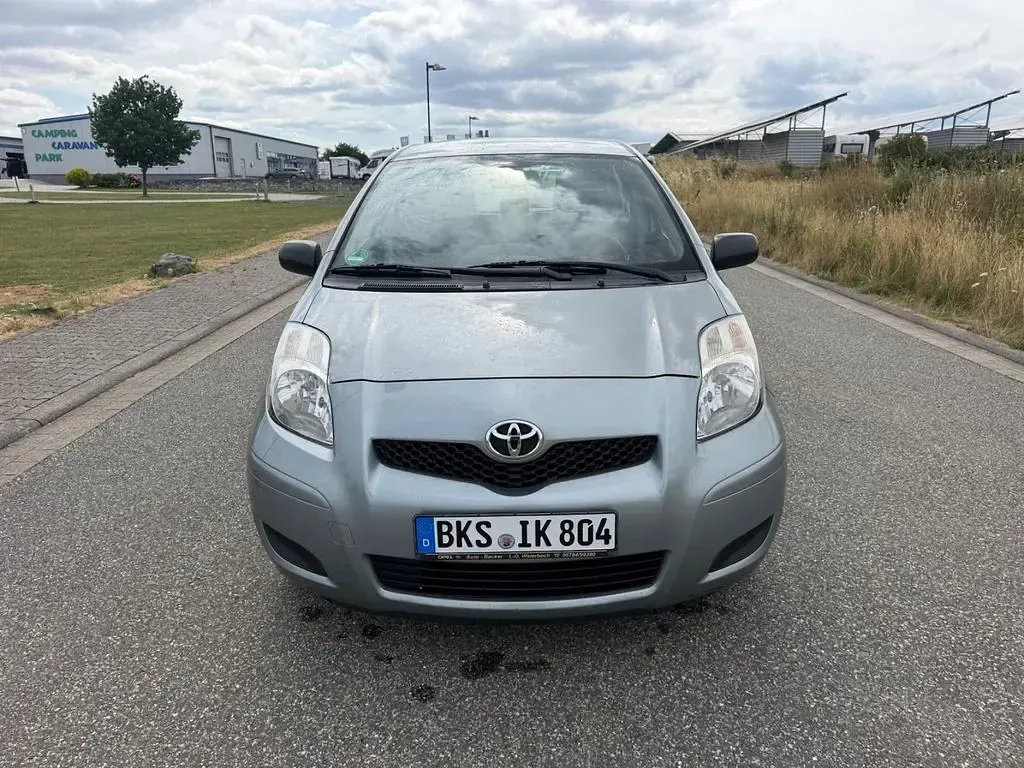 Gebraucht Toyota Yaris 69 PS (50 kW) 2010 Grau Kleinwagen