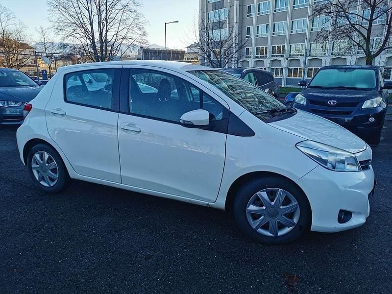 Gebraucht Toyota Yaris Cool 69 PS (50 kW) 2013 Weiß Limousine