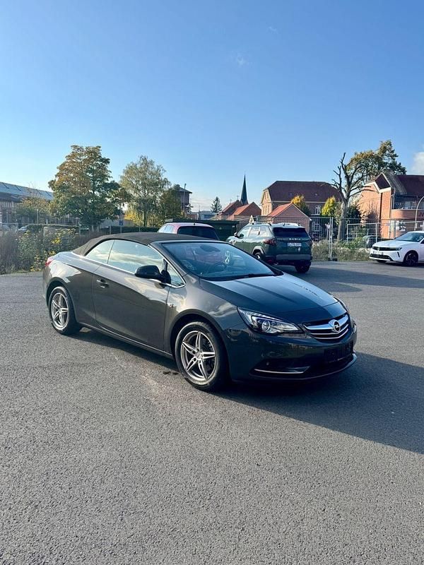 Grau Gebraucht 2015 Opel Cascada Innovation Cabrio | 11.700 € (Etwas zu teuer) - Bild 1/4