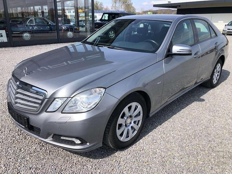 Silber Gebraucht 2009 Mercedes E250 Limousine | 7.950 € (Fairer Preis) - Bild 1/4