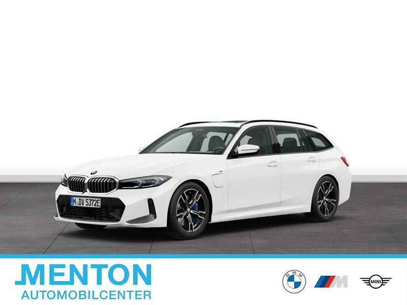 Weiß Gebraucht 2025 BMW 330e M Sport Kombi | 50.030 € (Guter Preis) - Bild 1/3