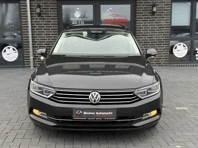 Gebraucht VW Passat Comfortline 120 PS (88 kW) 2018 Mangangrau metallic Kombi