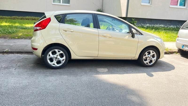 Beige Gebraucht 2009 Ford Fiesta Kleinwagen | 3.450 € (Guter Preis) - Bild 1/4