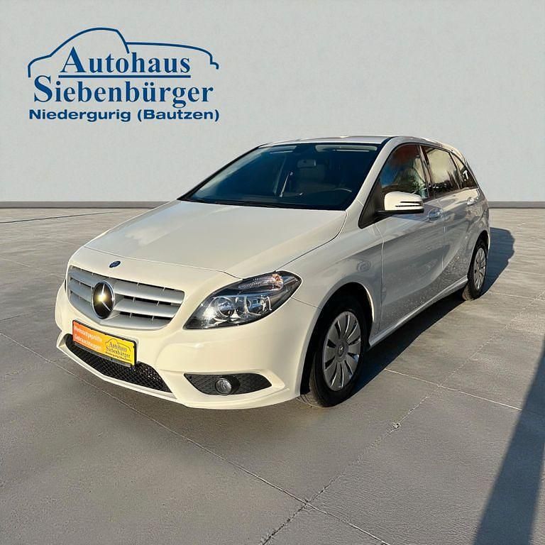 Gebraucht Mercedes B180 122 PS (89 kW) 2014 Calcitweiss/zirrusweiss Van / Kleinbus