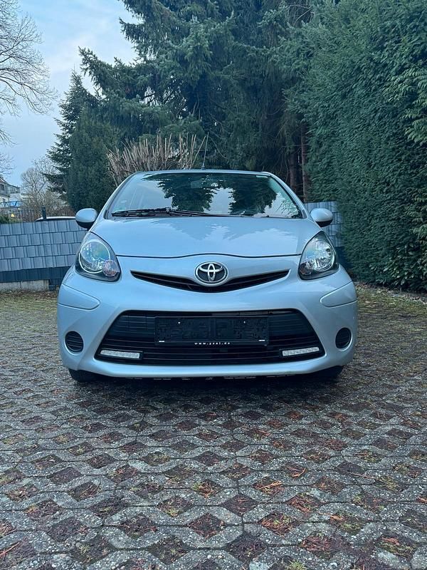 Gebraucht Toyota Aygo 68 PS (50 kW) 2012 Silber Kleinwagen