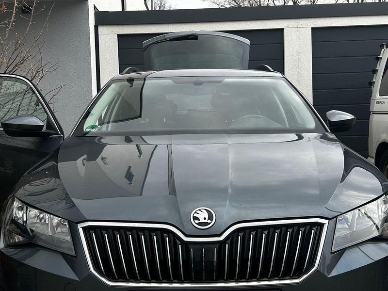 Grau Gebraucht 2016 Skoda Superb Ambition Kombi | 15.900 € (Fairer Preis) - Bild 1/4