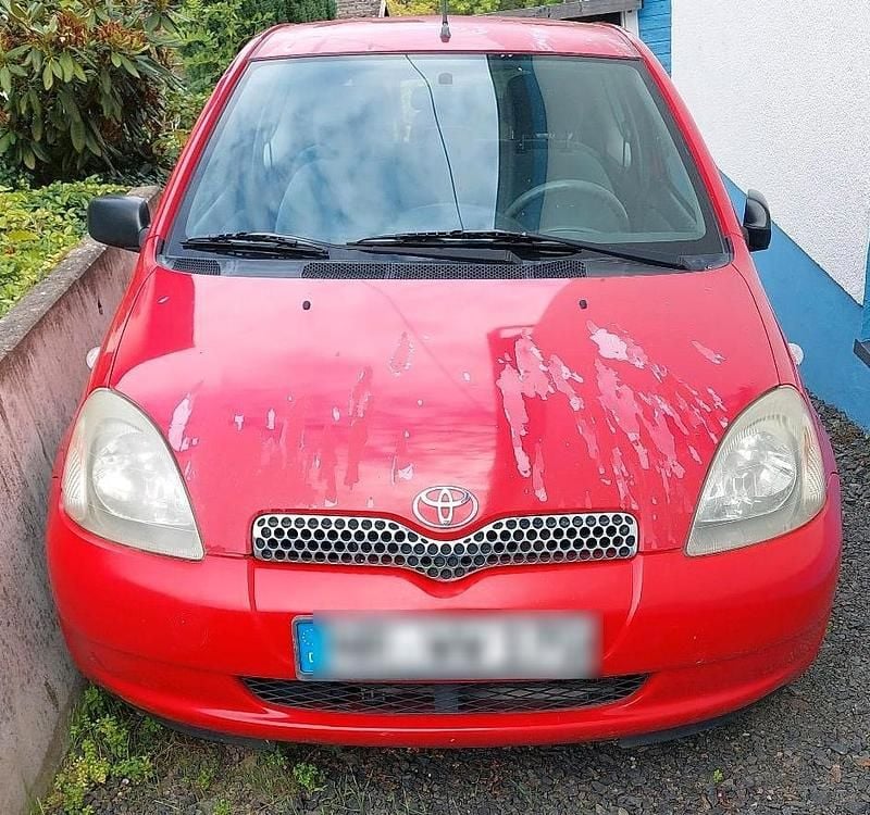 Rot Gebraucht 2000 Toyota Yaris Kleinwagen | 600 € (Fairer Preis) - Bild 1/4