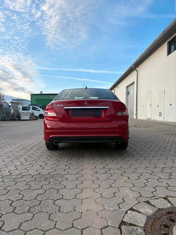 Gebraucht Mercedes C300 245 PS (180 kW) 2009 Rot Limousine
