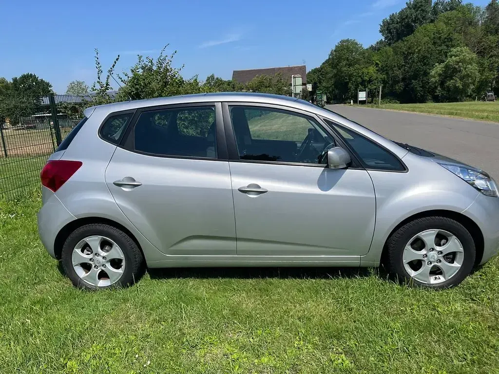 Gebraucht Kia Venga Spirit 125 PS (91 kW) 2015 Silber Kleinwagen