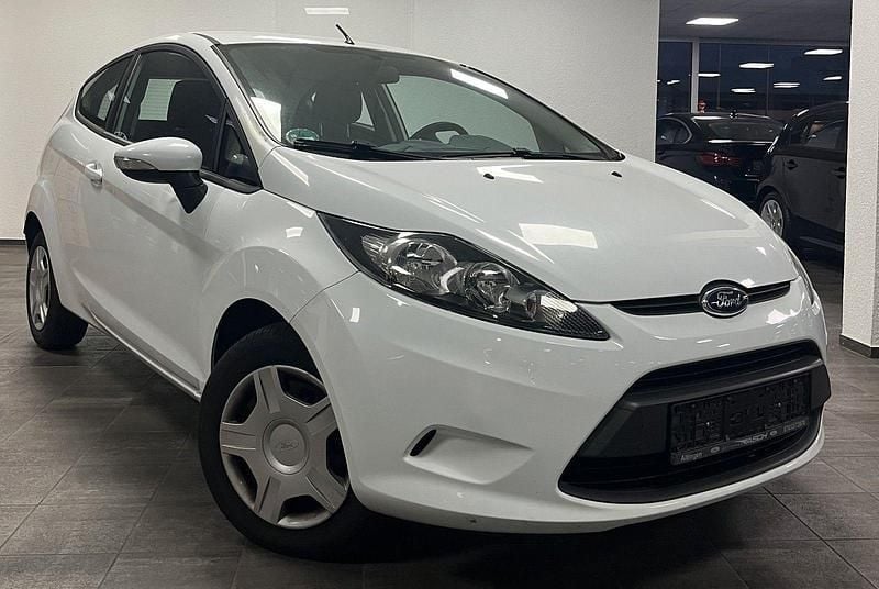 Weiß Gebraucht 2011 Ford Fiesta Limousine | 3.440 € (Fairer Preis) - Bild 1/4