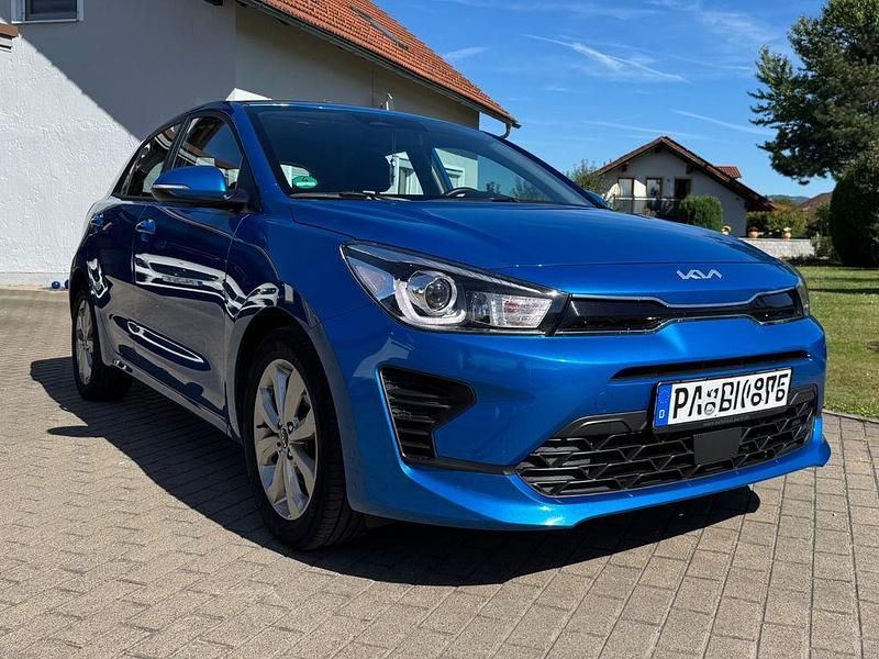 Blau Gebraucht 2022 Kia Rio Vision Limousine | 17.499 € (Fairer Preis) - Bild 1/4