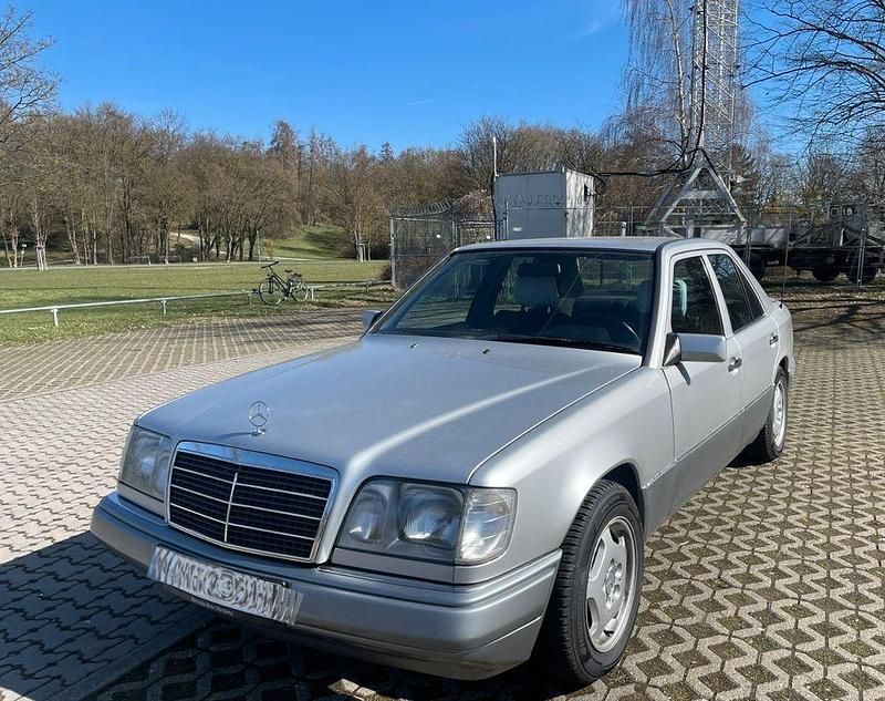 Gebraucht Mercedes E250 113 PS (83 kW) 1994 Silber Limousine