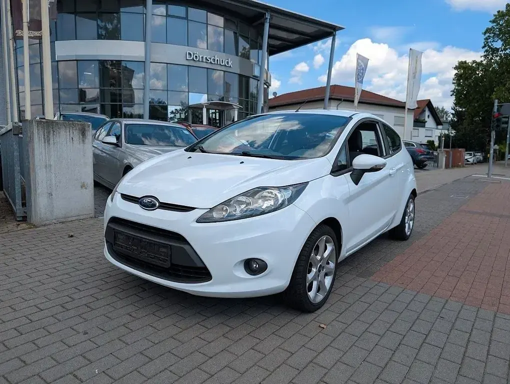 Gebraucht Ford Fiesta Trend 60 PS (44 kW) 2011 Frostweiß Limousine