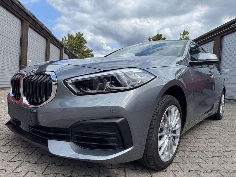 Grau Gebraucht 2023 BMW 116 Advantage Kleinwagen | 20.390 € (Guter Preis) - Bild 1/4