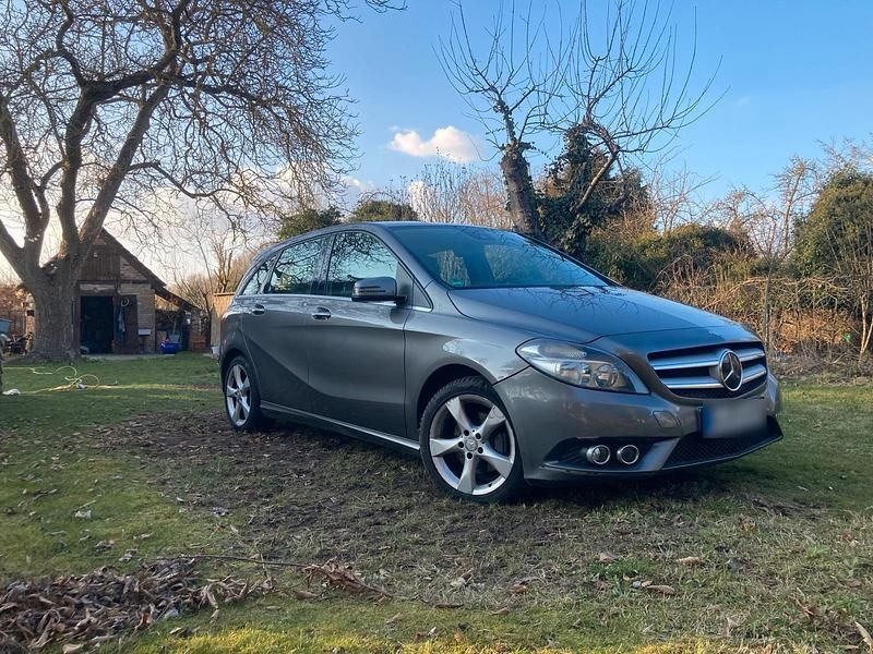 Gebraucht Mercedes B180 122 PS (89 kW) 2014 Grau Van / Kleinbus