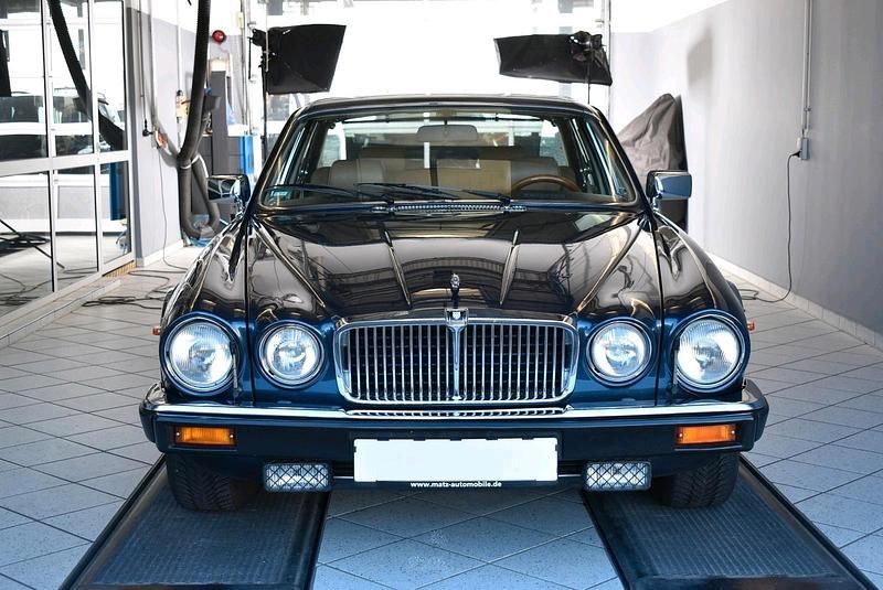 Blau Gebraucht 1991 Jaguar XJ12 Limousine | 19.999 € - Bild 1/4