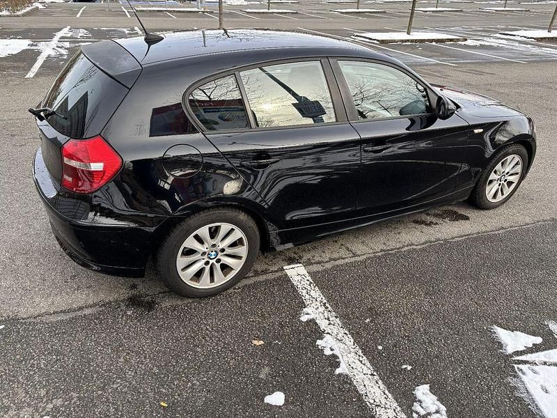 Gebraucht BMW 118 143 PS (105 kW) 2011 Schwarz Kleinwagen