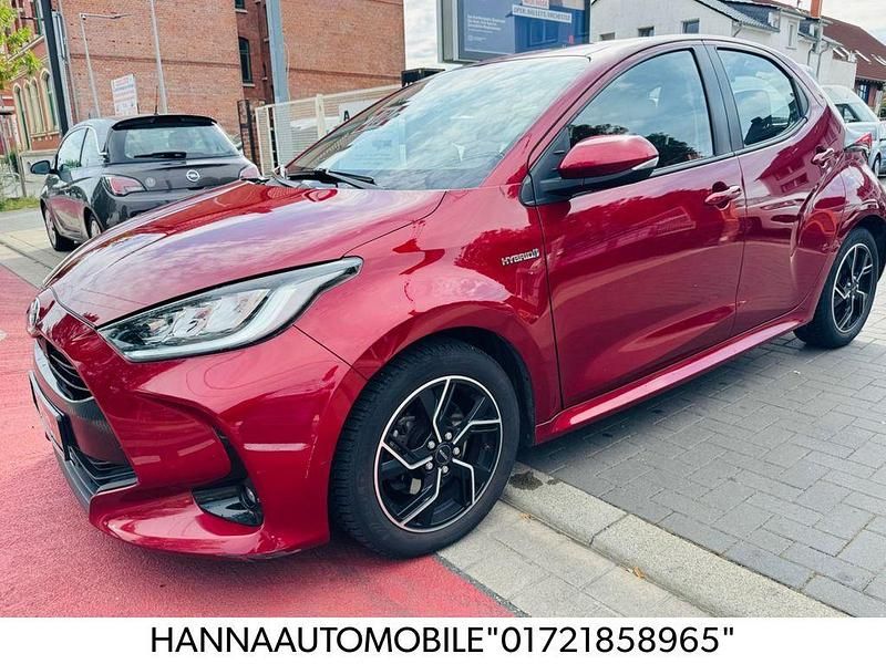 Rot Gebraucht 2021 Toyota Yaris Hybrid Team Limousine | 12.980 € (Guter Preis) - Bild 1/4