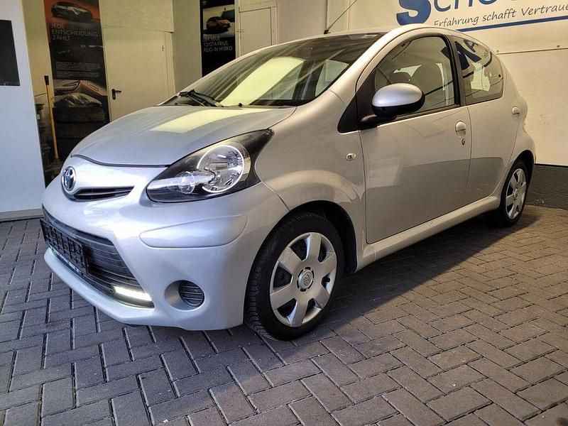 Gebraucht Toyota Aygo Cool 68 PS (50 kW) 2013 Silber Kleinwagen