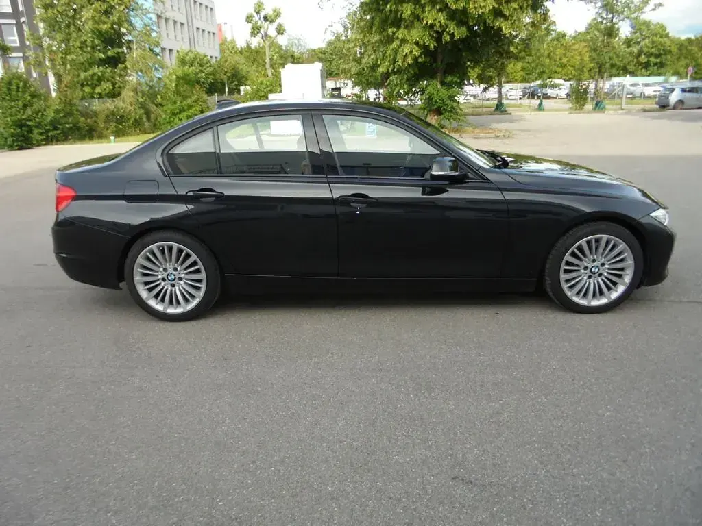Gebraucht BMW 325 Luxury Line 218 PS (160 kW) 2014 Saphirschwarz Limousine