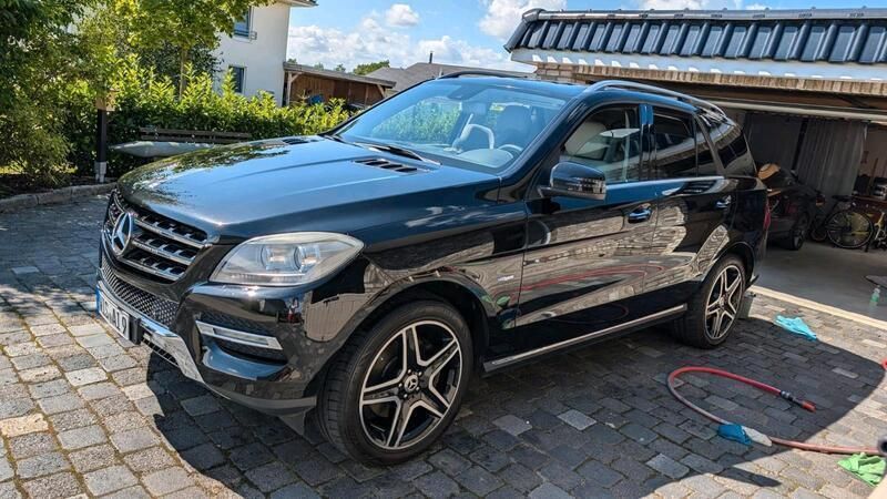 Schwarz Gebraucht 2011 Mercedes ML350 SUV | 20.500 € (Etwas zu teuer) - Bild 1/4