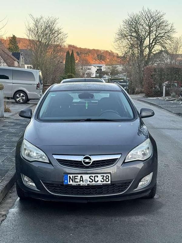 Gebraucht Opel Astra Design Edition 116 PS (85 kW) 2011 Grau Limousine