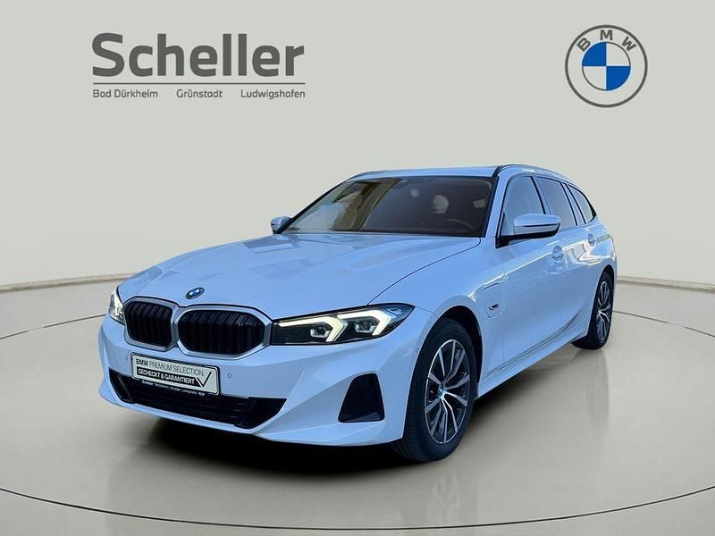 Weiß Gebraucht 2022 BMW 330e Sport Line Limousine | 33.900 € (Fairer Preis) - Bild 1/4