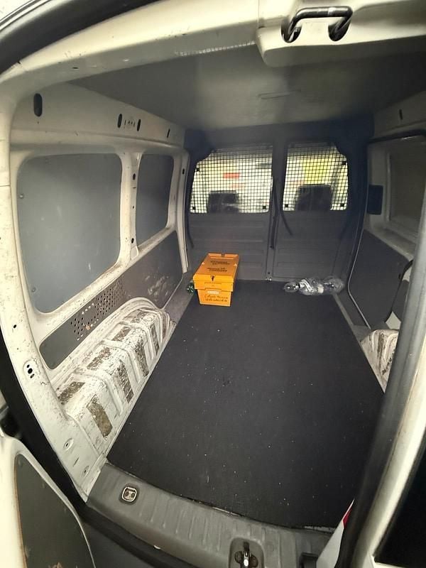 Second-hand VW Caddy 109 CP (80 kW) 2009 Alb Monovolum