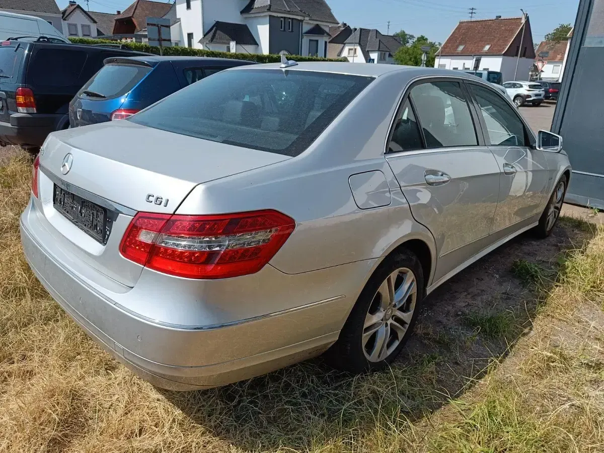 Gebraucht Mercedes E250 204 PS (150 kW) 2010 Silber Limousine